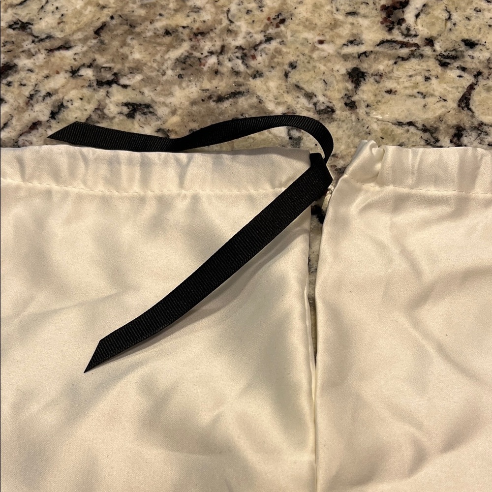 Gucci dust Bags a Pair - Picture 3 of 6